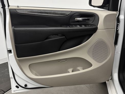 Used 2018 Dodge Grand Caravan SE FWD image 10