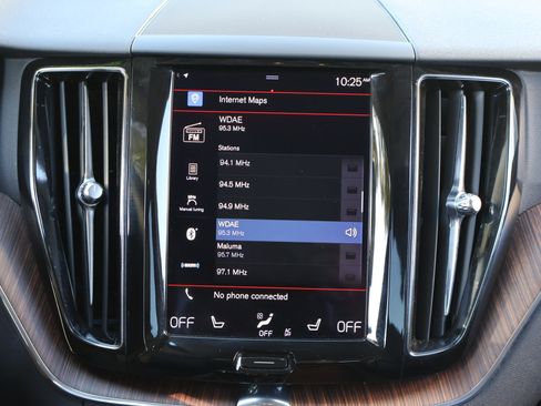 Used 2021 Volvo XC60 T5 Momentum w/ Protection Package Premier image 3