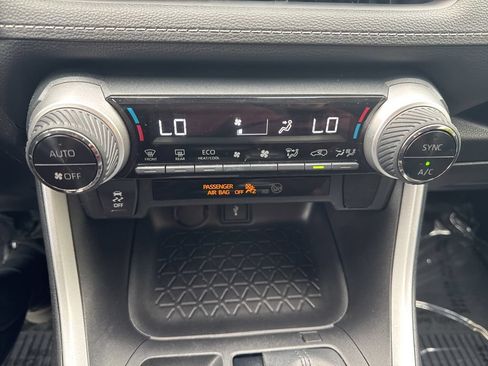 Used 2021 Toyota RAV4 LE AWD/4WD image 19