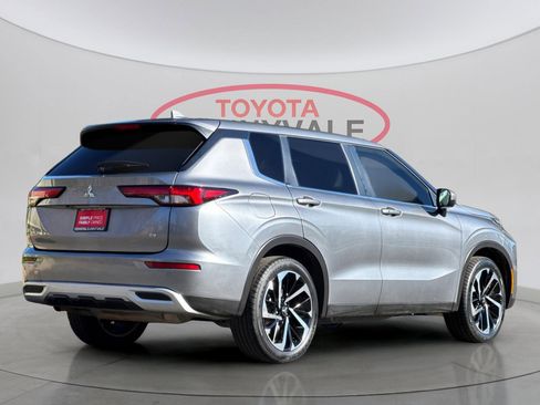 Used 2024 Mitsubishi Outlander SE image 3