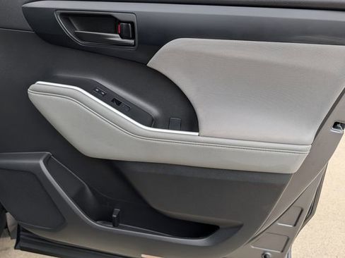 Used 2023 Toyota Highlander LE FWD image 36