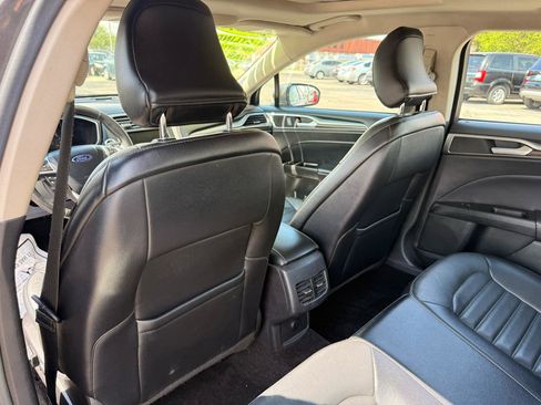 Used 2017 Ford Fusion SE w/ Fusion SE Technology Package image 14