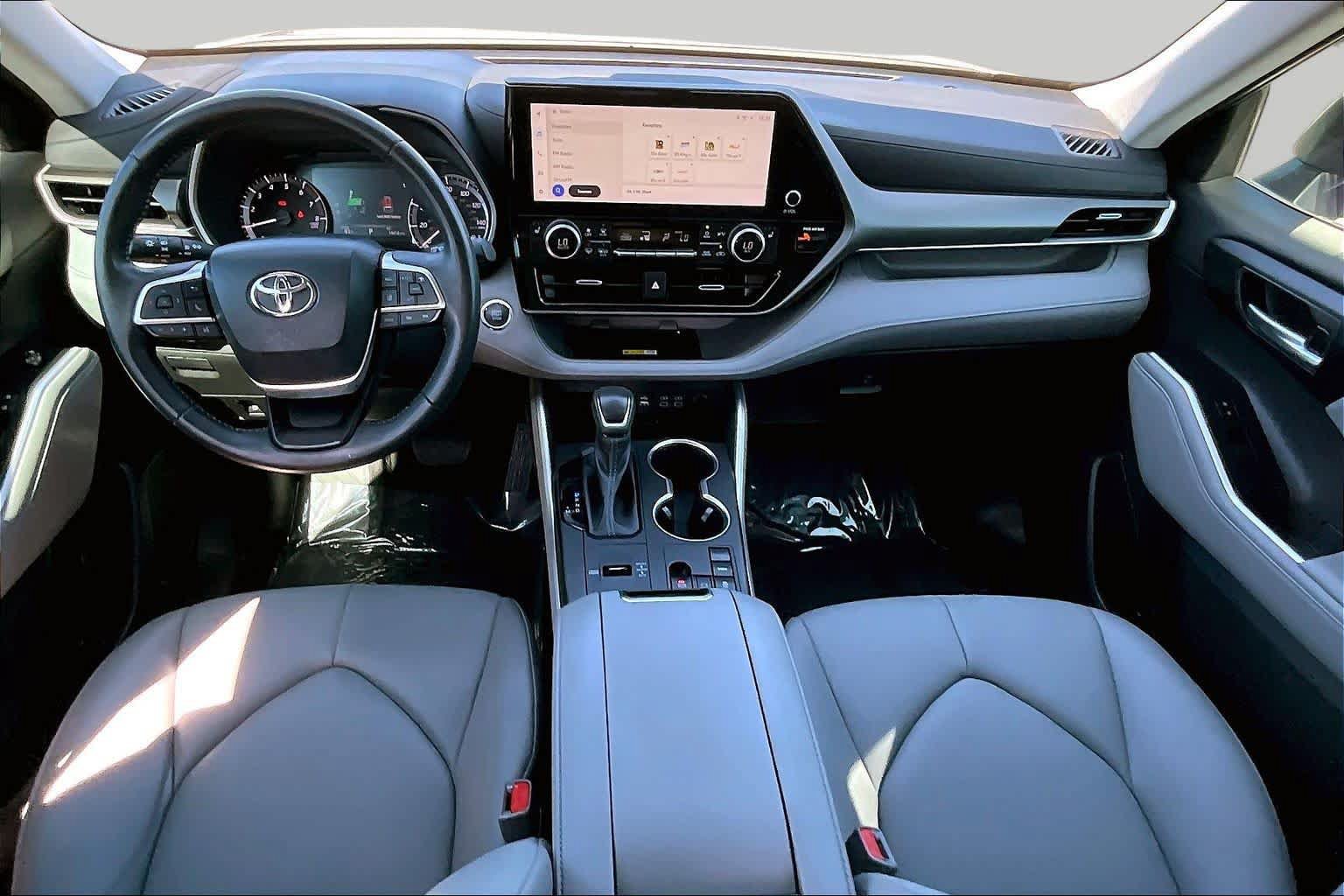 Used 2023 Toyota Highlander XLE FWD image 14
