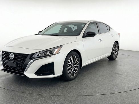 Used 2025 Nissan Altima 2.5 SV image 3