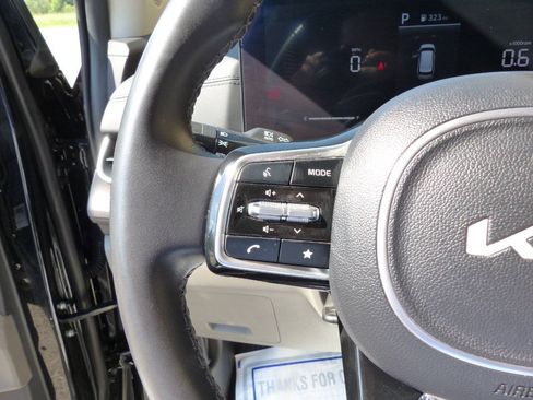 Used 2025 Kia Carnival EX FWD image 25