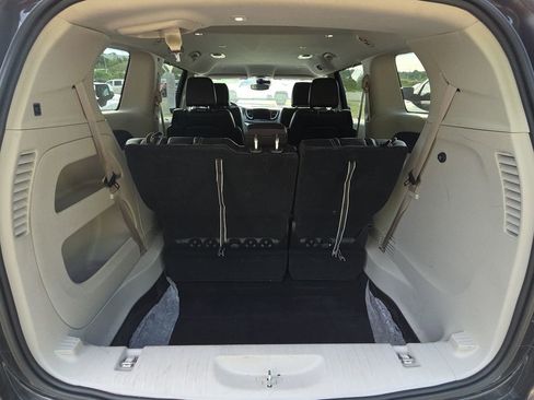 Used 2024 Chrysler Pacifica Touring-L FWD image 15