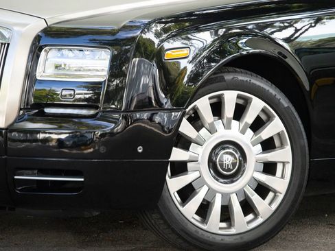 Used 2016 Rolls-Royce Phantom Drophead Coupe image 2