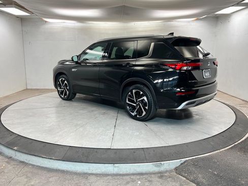 Used 2024 Mitsubishi Outlander 4WD Plug-In Hybrid image 3
