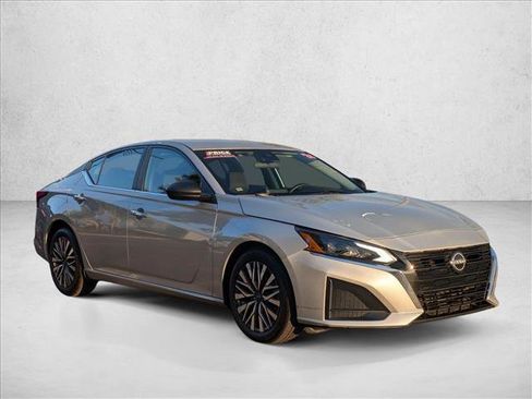 Used 2024 Nissan Altima 2.5 SV image 3