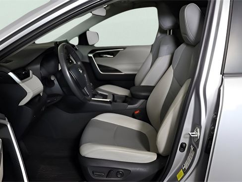 Used 2020 Toyota RAV4 XLE Premium image 18