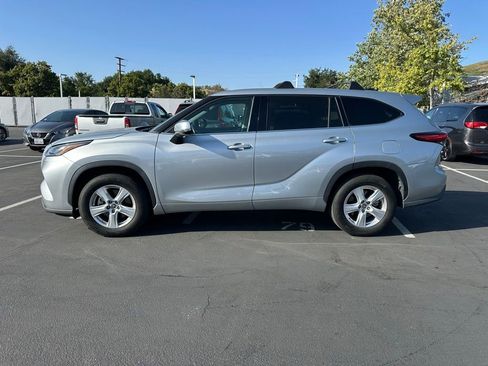 Used 2022 Toyota Highlander LE image 2