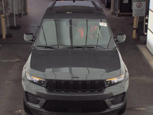 Used 2024 Jeep Grand Cherokee Altitude AWD/4WD image 3