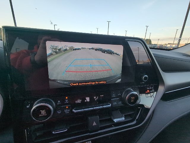 Used 2025 Toyota Highlander XLE FWD image 19