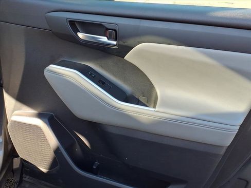 Certified 2022 Toyota Highlander XLE image 6