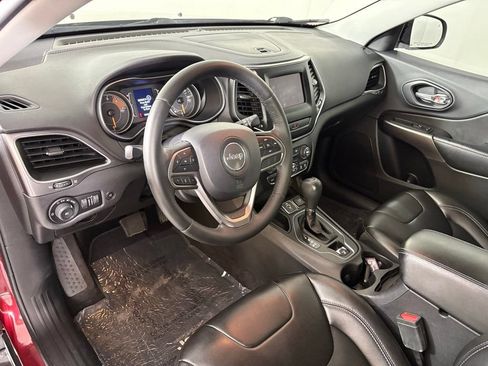 Used 2019 Jeep Cherokee Latitude Plus w/ Comfort/Convenience Group FWD image 17