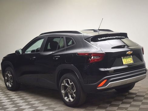 Used 2025 Chevrolet Trax LT w/ LT Convenience Package FWD image 6