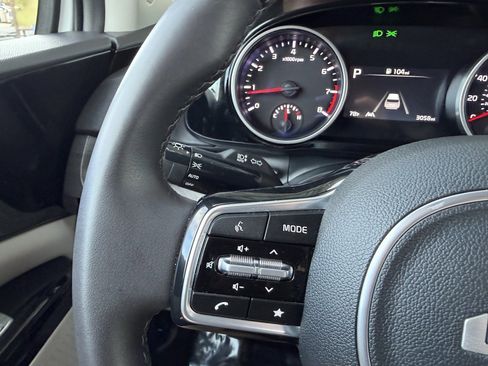 Used 2024 Kia Carnival EX image 31