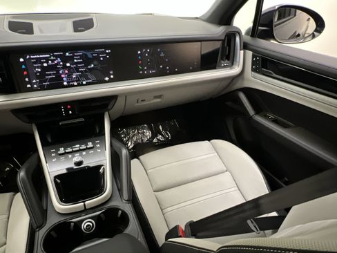 Used 2024 Porsche Cayenne Base image 30