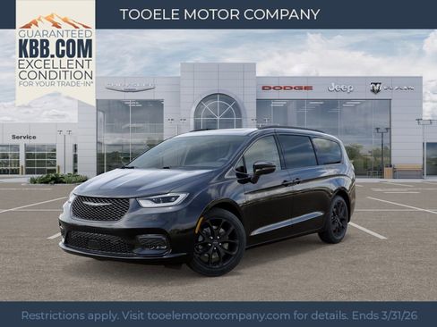 New 2026 Chrysler Pacifica Limited w/ Uconnect Theater Family Group image 1
