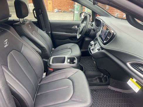 New 2026 Chrysler Pacifica Select w/ S Appearance Package image 22