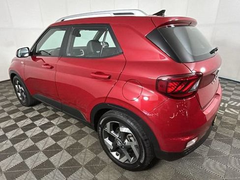 Used 2022 Hyundai Venue Limited w/ Cargo Package FWD image 5