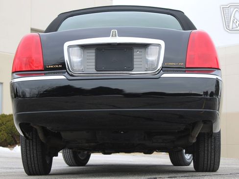 Used 2006 Lincoln Town Car Designer Series image 34