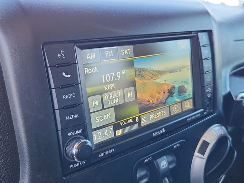 Used 2015 Jeep Wrangler Unlimited Rubicon w/ Connectivity Group image 20