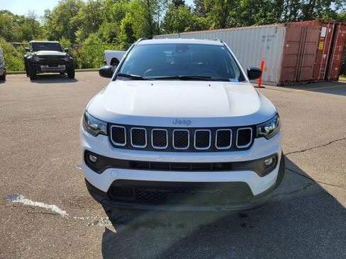 Used 2023 Jeep Compass Latitude AWD/4WD image 8