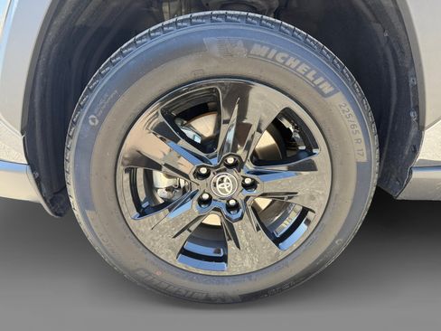Used 2025 Toyota RAV4 XLE FWD image 9