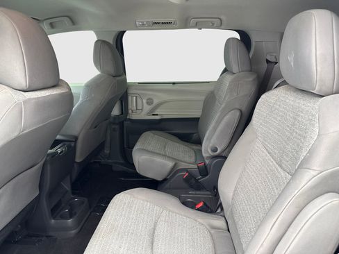 Used 2021 Toyota Sienna LE FWD image 36