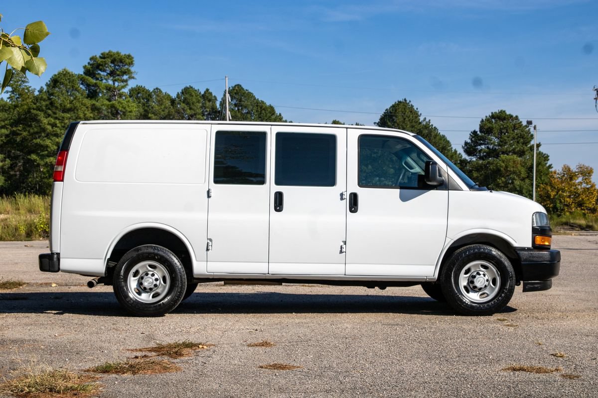 Used 2018 Chevrolet Express 2500 RWD image 4