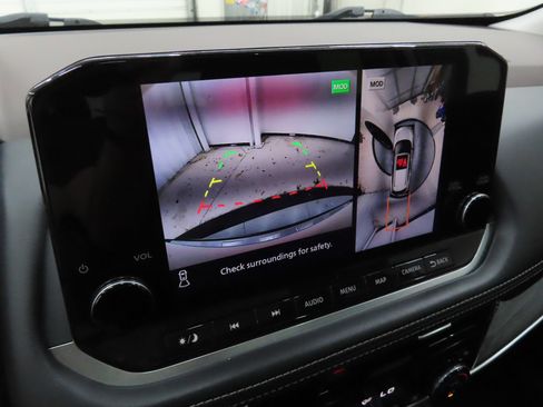Used 2023 Nissan Rogue Platinum FWD image 18