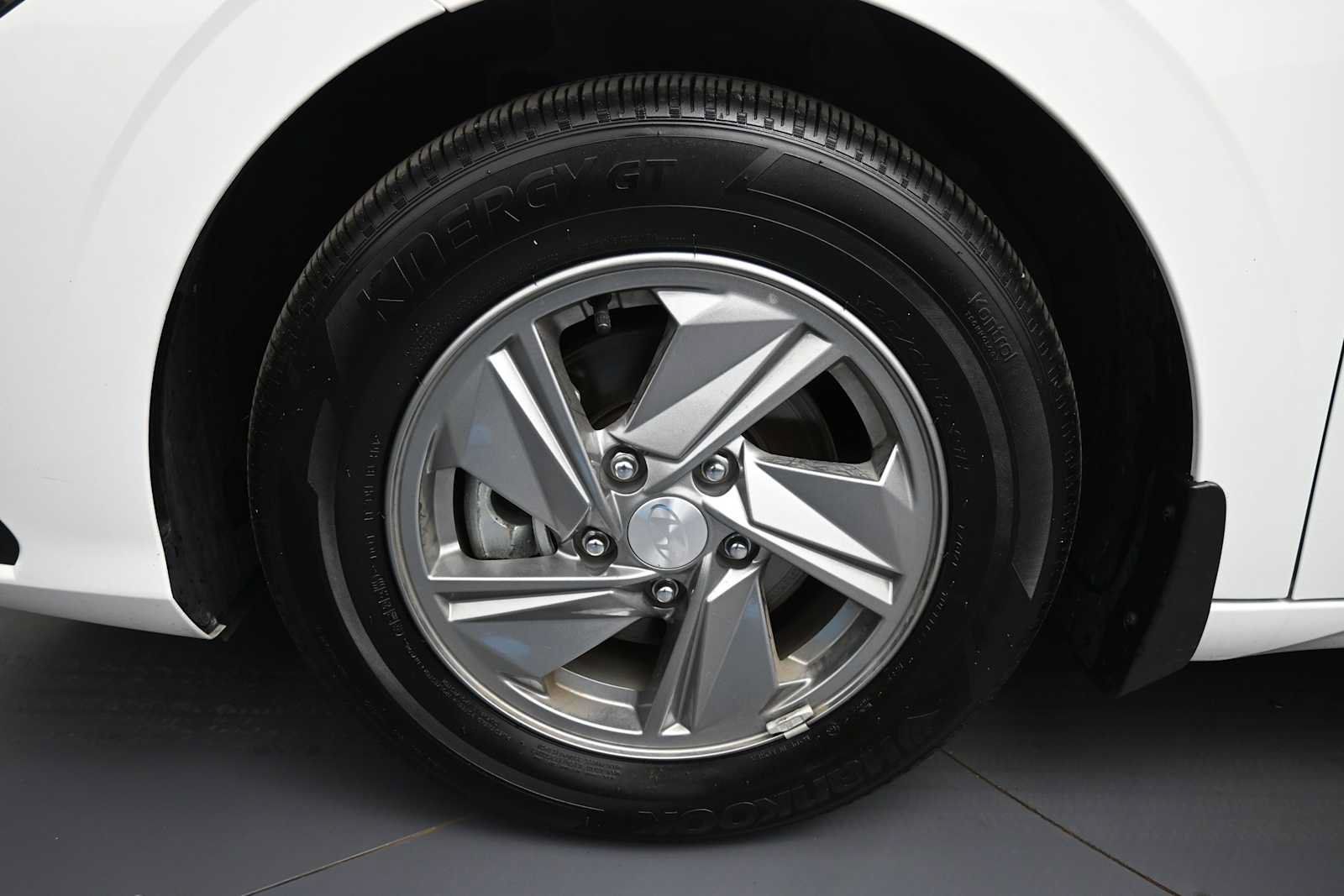 Used 2025 Hyundai Elantra SE FWD image 14