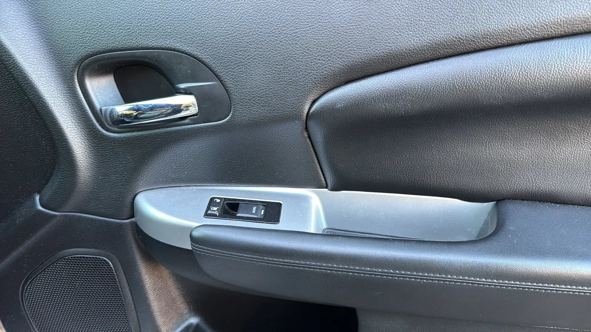 Used 2012 Chrysler 200 Touring FWD image 16