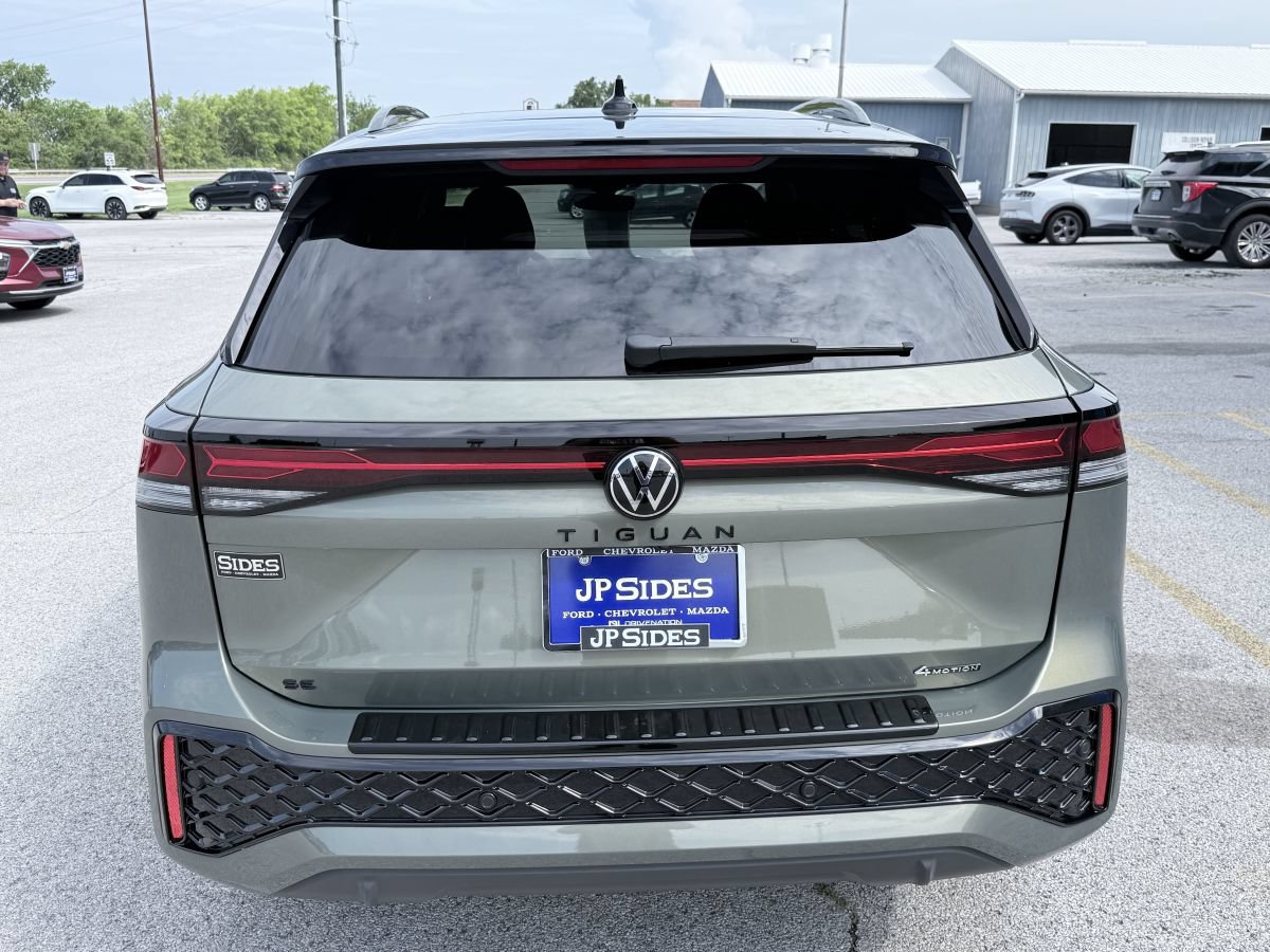 Used 2025 Volkswagen Tiguan SE R-Line AWD/4WD image 6