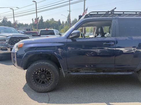 Used 2017 Toyota 4Runner SR5 AWD/4WD image 2