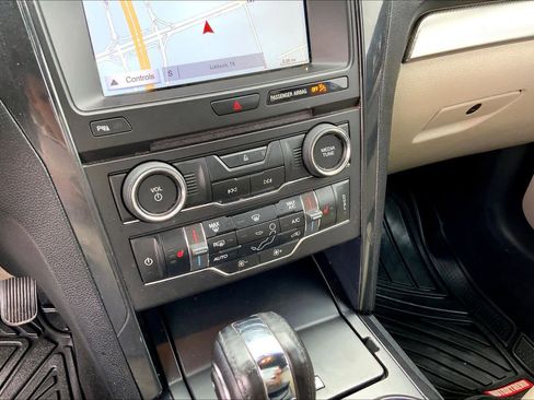 Certified 2018 Ford Explorer XLT w/ Equipment Group 202A image 32