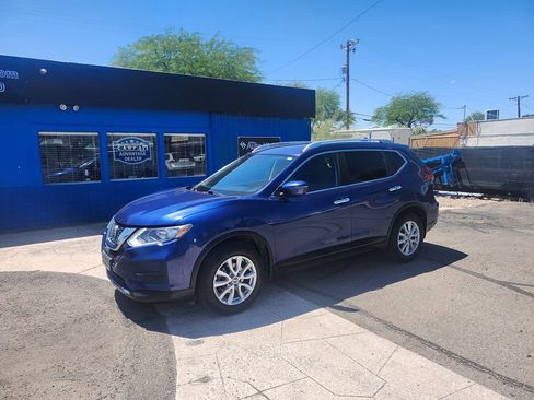 Used 2019 Nissan Rogue SV image 2