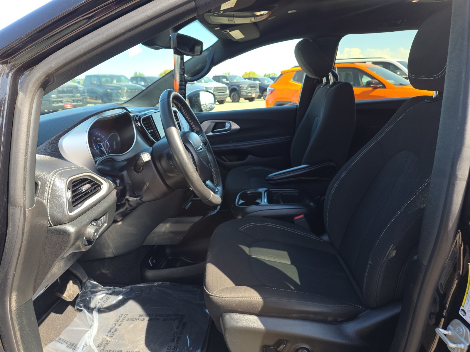 Used 2024 Chrysler Pacifica Touring FWD image 16