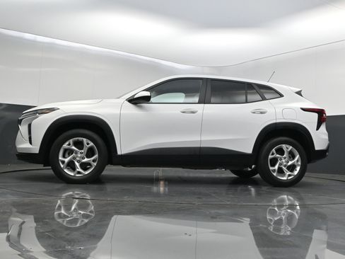 Used 2024 Chevrolet Trax LS w/ LS Convenience Package FWD image 34