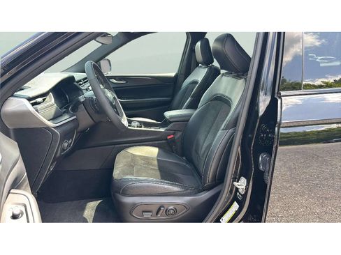 Used 2023 Jeep Grand Cherokee L Altitude AWD/4WD image 12