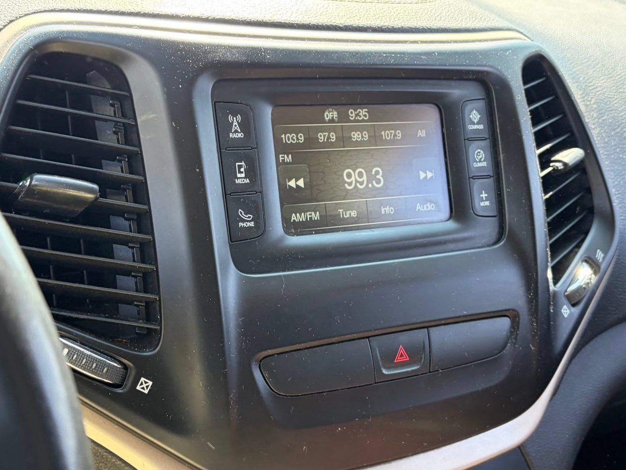 Used 2015 Jeep Cherokee Latitude AWD/4WD image 9