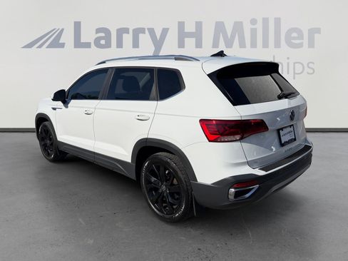Used 2023 Volkswagen Taos SE FWD image 3