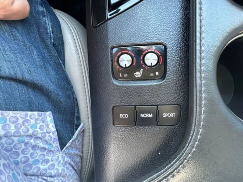 Used 2016 Toyota Avalon Limited image 22