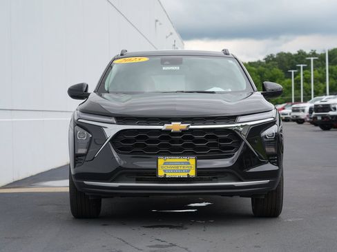 Certified 2025 Chevrolet Trax LT w/ LT Convenience Package FWD image 8