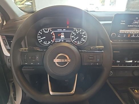 Used 2023 Nissan Rogue SV image 9