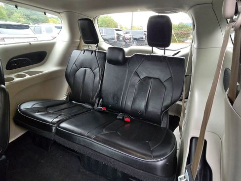 Used 2017 Chrysler Pacifica Limited image 9