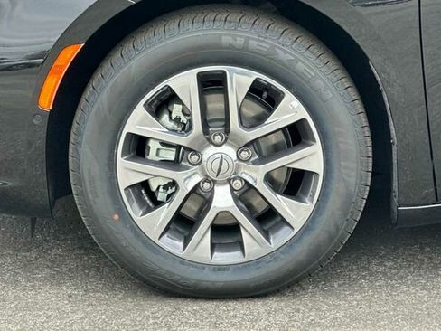 New 2023 Chrysler Pacifica Pinnacle image 25