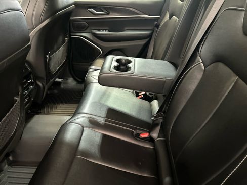 Used 2023 Jeep Grand Cherokee Limited w/ Black Appearance Package AWD/4WD image 5