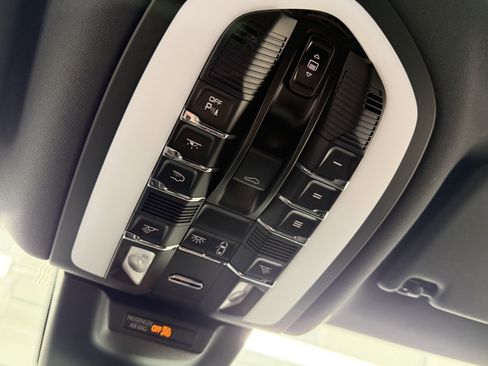 Certified 2025 Porsche Macan image 36